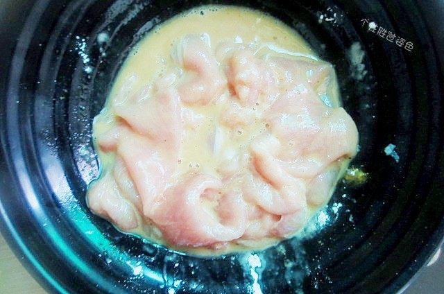 水煮肉片,在放入一勺淀粉，用手抓均匀，使之上浆