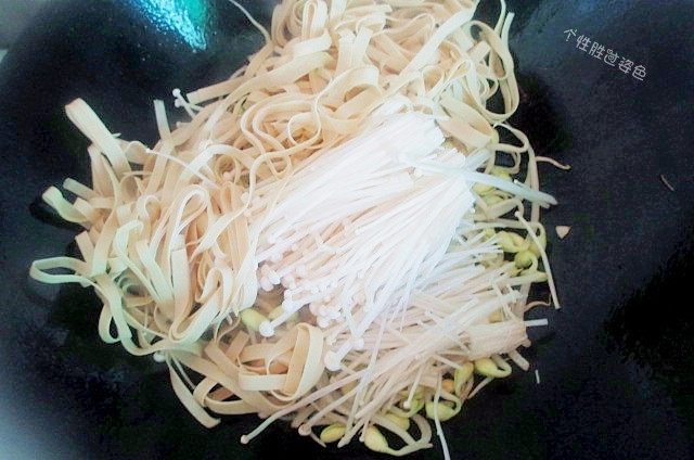 水煮肉片,再加入金针菇、千张继续翻炒至熟关火。