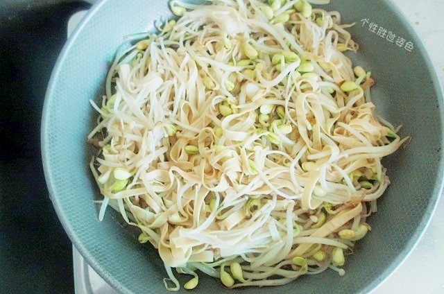 水煮肉片,把食材盛入另一个容器里备用。