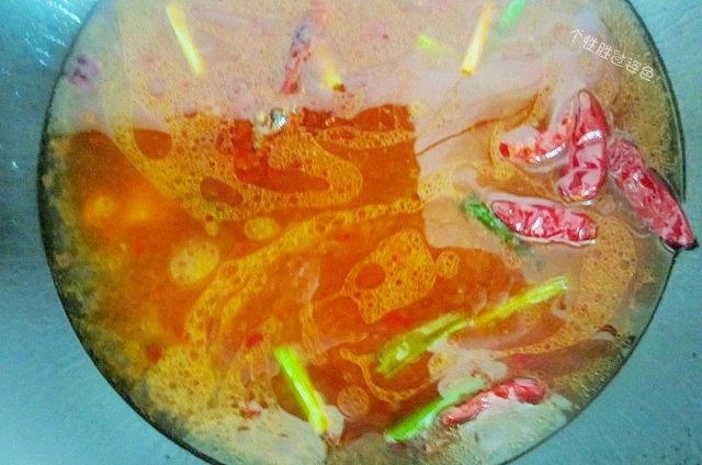 水煮肉片,加入适量的高汤或者清水，加少许糖、料酒、耗油、酱油