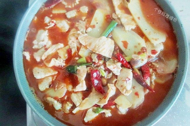 水煮肉片,煮好的肉片盛入黄豆芽容器中