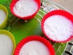 白糖糕,6.然后分装入模子里蒸,我推荐这种小muffin模,不刷油也完全不粘。装到七八份满就差不多了,这个方子可以做五个