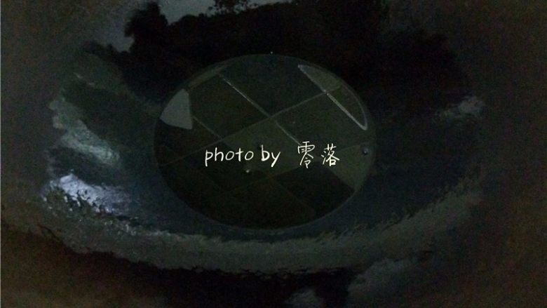 麻辣酒鬼花生,炒锅烧热,倒入适量<a style='color:red;display:inline-block;' href='/shicai/ 857'>植物油</a>,油量比平时炒菜多一点;