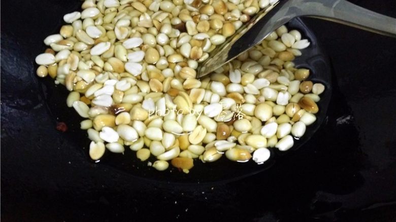 麻辣酒鬼花生,热锅凉油,倒入花生米小火炸香,捞出备用;