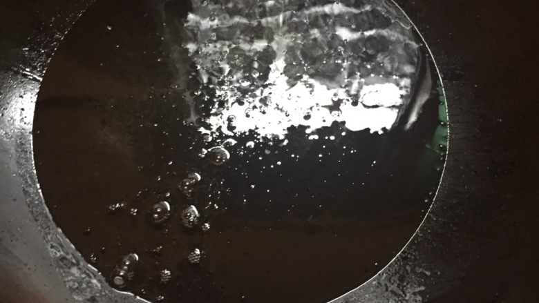 香酥炸鸡翅,油下去热后