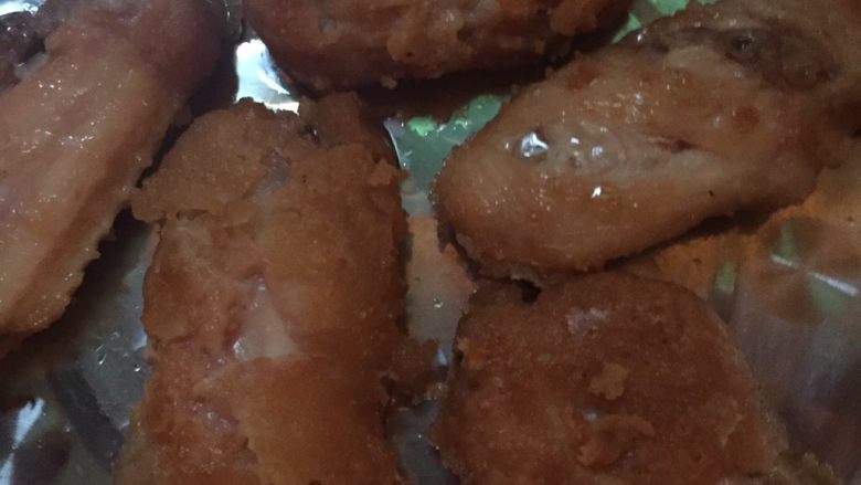香酥炸鸡翅,先炸一遍起来放旁边凉一下，再放进去炸第二遍