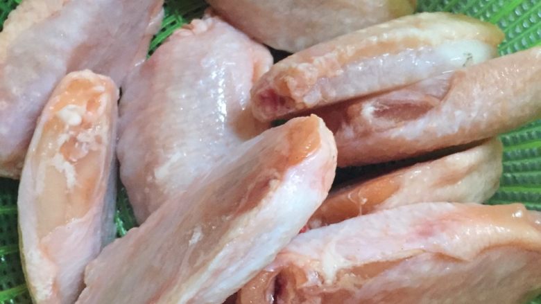 香酥炸鸡翅,<a style='color:red;display:inline-block;' href='/shicai/ 96'>鸡翅</a>洗干净，沥干