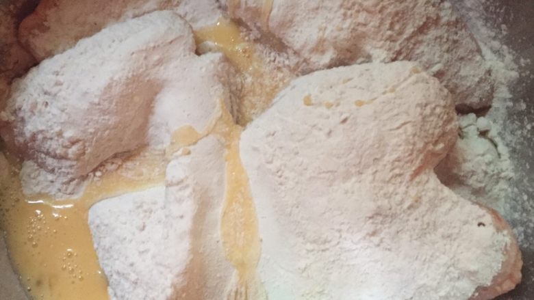 香酥炸鸡翅,腌制好的鸡翅，加香炸粉，鸡蛋，下去抓昀