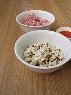 臊子面,1.猪肉末中加入<a style='color:red;display:inline-block;' href='/shicai/ 718'>料酒</a>15ml，盐2克一起拌匀腌制半小时。熏干切成半厘米见方的小块备用