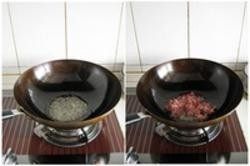 臊子面,2.油锅加入底油烧热，放入<a style='color:red;display:inline-block;' href='/shicai/ 37'>姜</a>末炒出香味，然后放入猪肉末炒到颜色变白