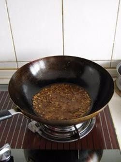 臊子面,4.放入高汤或者清水，水量没过材料1/2即可，然后加入盐、<a style='color:red;display:inline-block;' href='/shicai/ 3729'>白糖</a>煮到汤汁上色，味道变浓即可