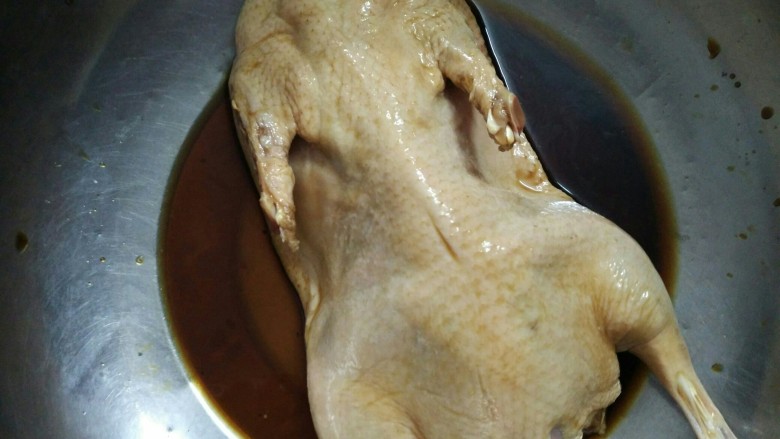 蜜汁烤全鸭,涂抹<a style='color:red;display:inline-block;' href='/shicai/ 718'>料酒</a>