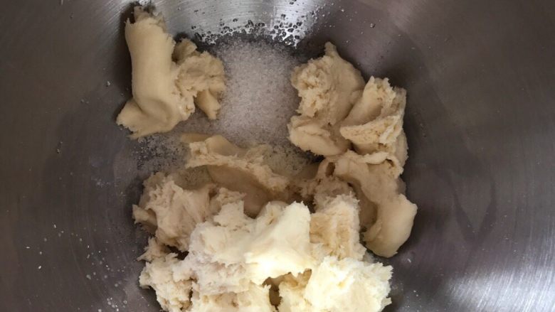 牛奶小餐包➕#美食拔草大作战#,将中种面团撕成小块放入主面团中,黄油除外