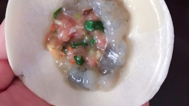 超级豪华美味三鲜饺子,放入馅料