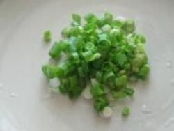 油豆腐柿子面,2.小<a style='color:red;display:inline-block;' href='/shicai/ 3250'>葱</a>两棵，切成<a style='color:red;display:inline-block;' href='/shicai/ 3250'>葱</a>花。