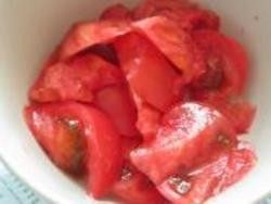 油豆腐柿子面,3.<a style='color:red;display:inline-block;' href='/shicai/ 3551'>西红柿</a>一个，切成滚刀块。