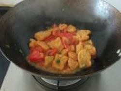 油豆腐柿子面,4.加少许油，炒一下葱花。
加入油豆腐，翻炒几下。
加入西红柿翻炒，加入盐。