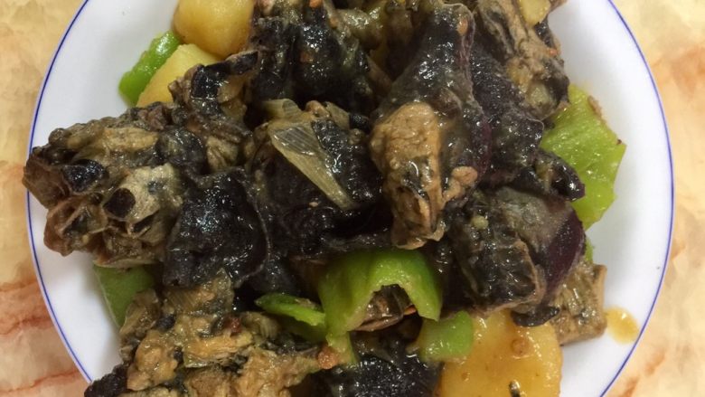 啤酒乌鸡,起锅装盘,无法形容的酒肉香,超级下饭!