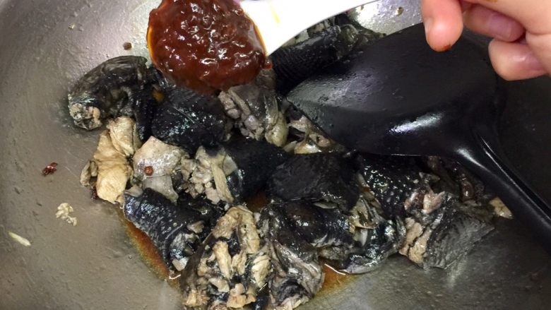 啤酒乌鸡,加入一汤勺豆瓣酱或黄豆酱,炒拌均匀