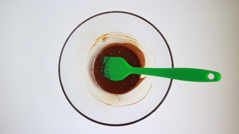 咖啡大理石戚风,加入热水,溶解成咖啡液,放凉备用