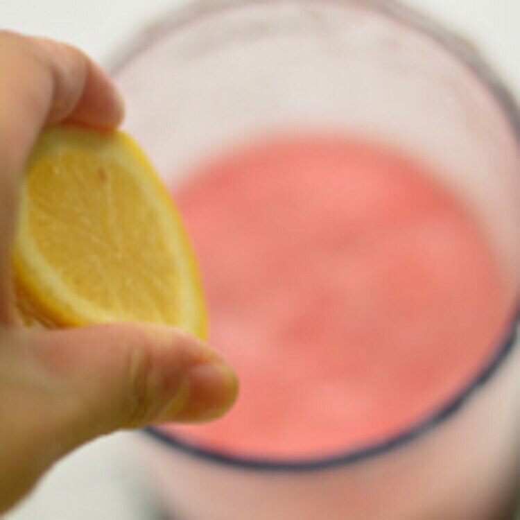 🍉西瓜沙冰,然后挤一点柠檬汁进去,不需要一个那么多,适量就行。再用筷子稍微搅拌一下