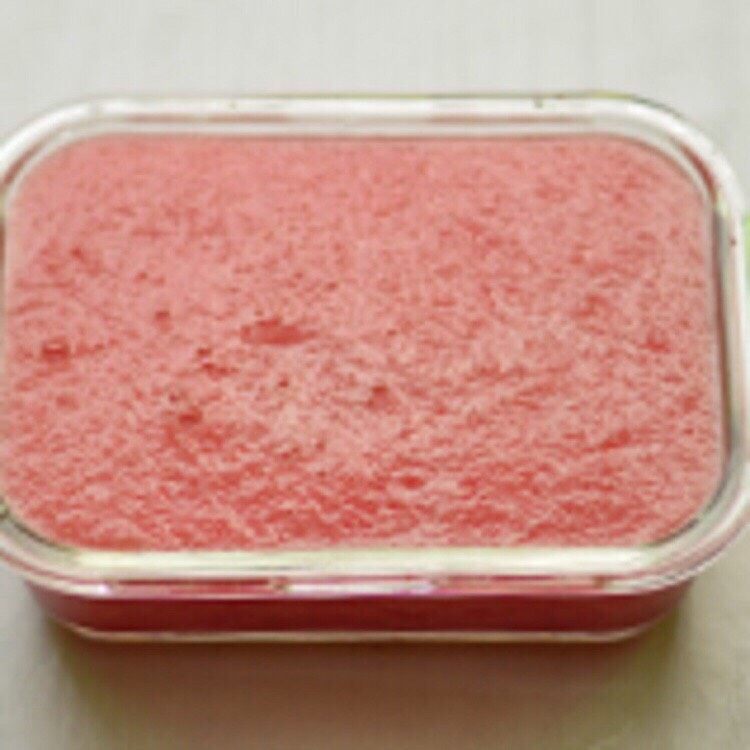 🍉西瓜沙冰,然后倒入容器里,放冰箱冷冻一个晚上