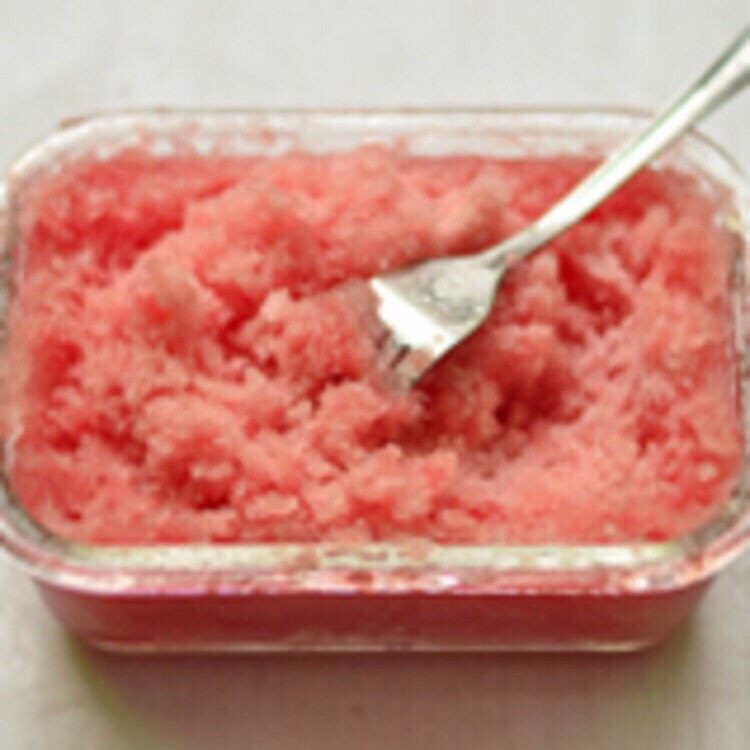 🍉西瓜沙冰,第二天拿出来,用叉子搅拌碎,就可以了。