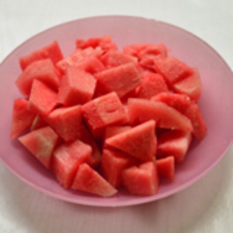 🍉西瓜沙冰,西瓜去皮切小块,用叉子去籽