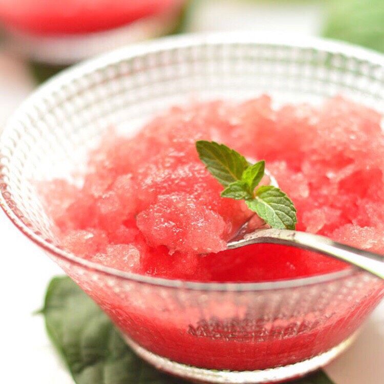 🍉西瓜沙冰,这是在家里就能轻松做的沙冰。做完可以拿一个沙冰杯或者沙冰碗,会特别好看。