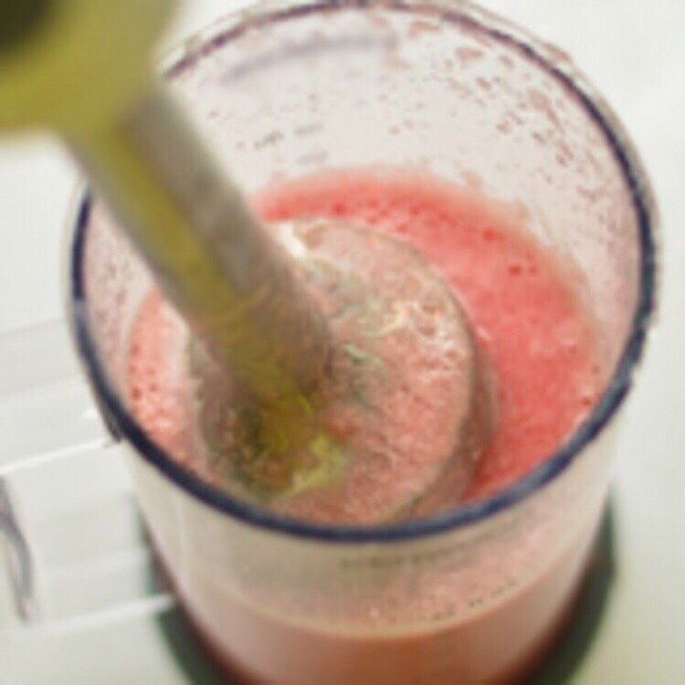 🍉西瓜沙冰,放到搅拌机搅拌,越细腻越好。