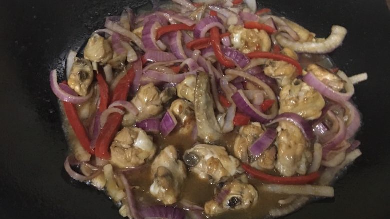 洋葱鸡翅,加入少许水，盖上锅盖闷煮

（煮开后可以先试下咸淡，不够加进去继续闷煮）