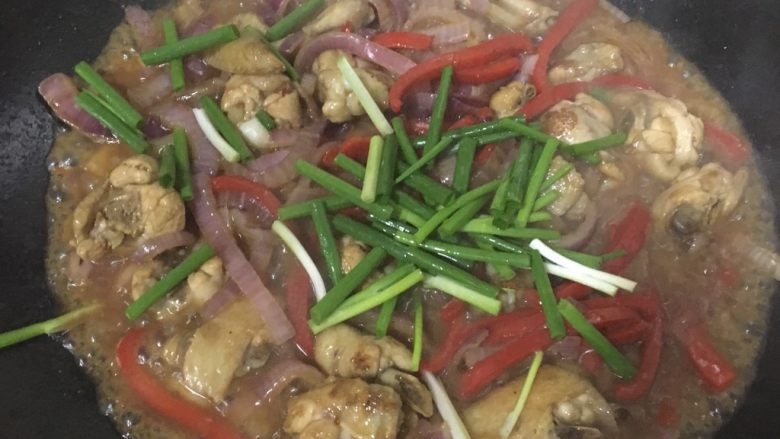 洋葱鸡翅,煮至汤汁浓稠下葱段，翻炒几下就好了