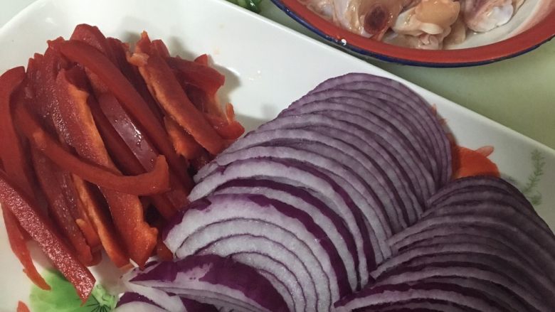 洋葱鸡翅,<a style='color:red;display:inline-block;' href='/shicai/ 96'>鸡翅</a>改小块，洗干净。

<a style='color:red;display:inline-block;' href='/shicai/ 29'>洋葱</a>，红椒切成条

葱切段

（这道菜红椒可以不下，平时都是只炒<a style='color:red;display:inline-block;' href='/shicai/ 29'>洋葱</a>而已，也很好吃）