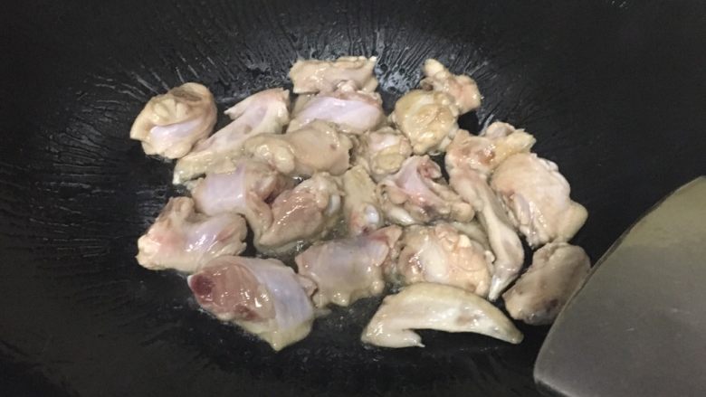 洋葱鸡翅,热锅下油炒鸡翅