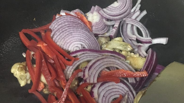 洋葱鸡翅,鸡翅煎炒至金黄下洋葱，红椒一起炒