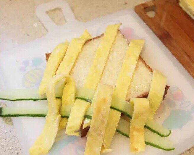 编织的梦,再拿黄瓜片条,就这样交织在一起。