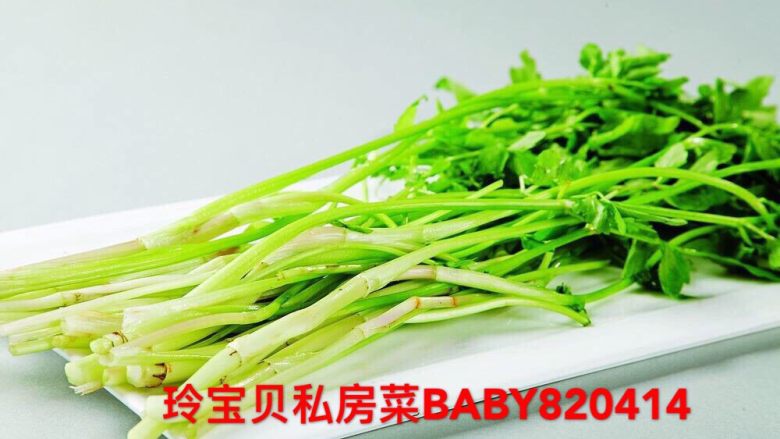 自制萝卜干黑椒鸡蛋炒饭,芹菜切丁,最后才下,为了提升口味和颜值