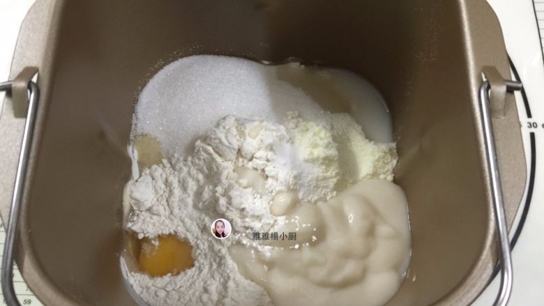 团圆萌萌汤种鸡仔面包,启动面包机揉面程序,我选了揉面20分钟