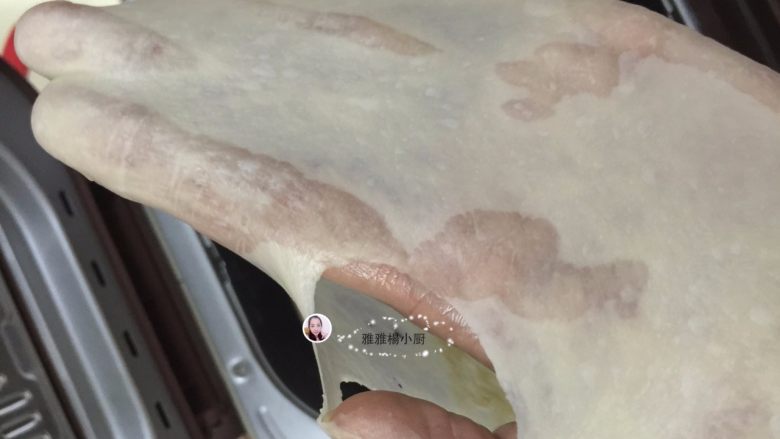 团圆萌萌汤种鸡仔面包,适时地检查面筋的强度,把面团小心的伸开,这时候面团已经可以形成一层薄薄的薄膜,但是薄膜并不是特别坚韧,还是比较容易破裂,破裂的洞口呈不规则的