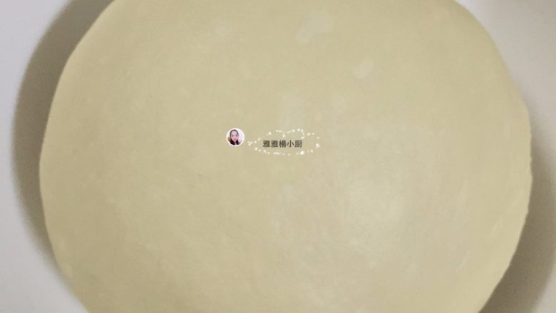 团圆萌萌汤种鸡仔面包,揉好的面团,裹圆,盖上保鲜膜
室温发酵30分钟左右有1.5倍大(发酵不一定要按照时间来,这要看实际温来判断)