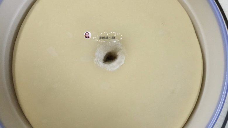 团圆萌萌汤种鸡仔面包,发酵好的面团,用手机粘点面粉戳一个洞不回缩就是发酵好了