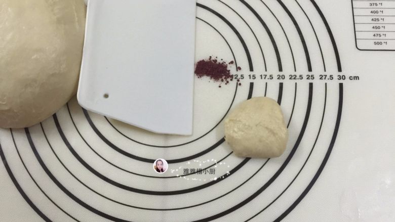 团圆萌萌汤种鸡仔面包,这个方可做3个6寸模的面包先分割两个10克的面团出来,(如果只是做圆形的就分割一个10克的面团出来加红曲粉就好,我的是要做其它的造型所以才分