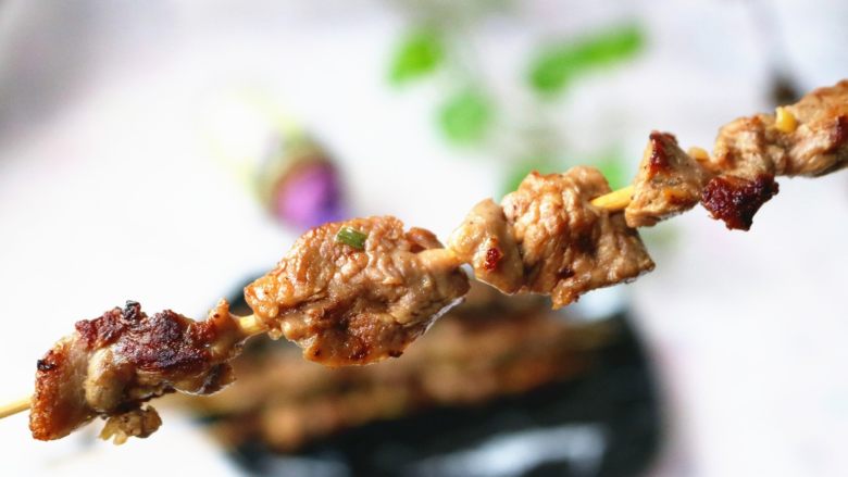 烤羊肉串,一串又一串,吃不够。