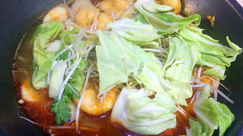 麻辣烫,然后放入卷心菜和豆芽稍加煮一分钟左右即可;