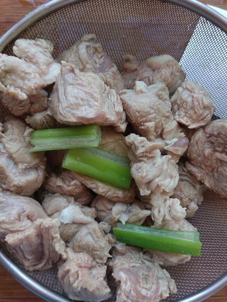咖喱土豆牛腩,再将牛腩放入热水中,重复焯水一遍。血水去除得越干净,牛腩越没有腥味。第二次焯水用热水,因为现在牛腩块是热的,如果还用冷水,肉质遇冷紧缩就变硬