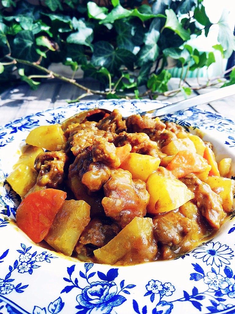 咖喱土豆牛腩,因为咖喱粉里有不少香料了,所以炖牛腩的时候只放了基本的调料。