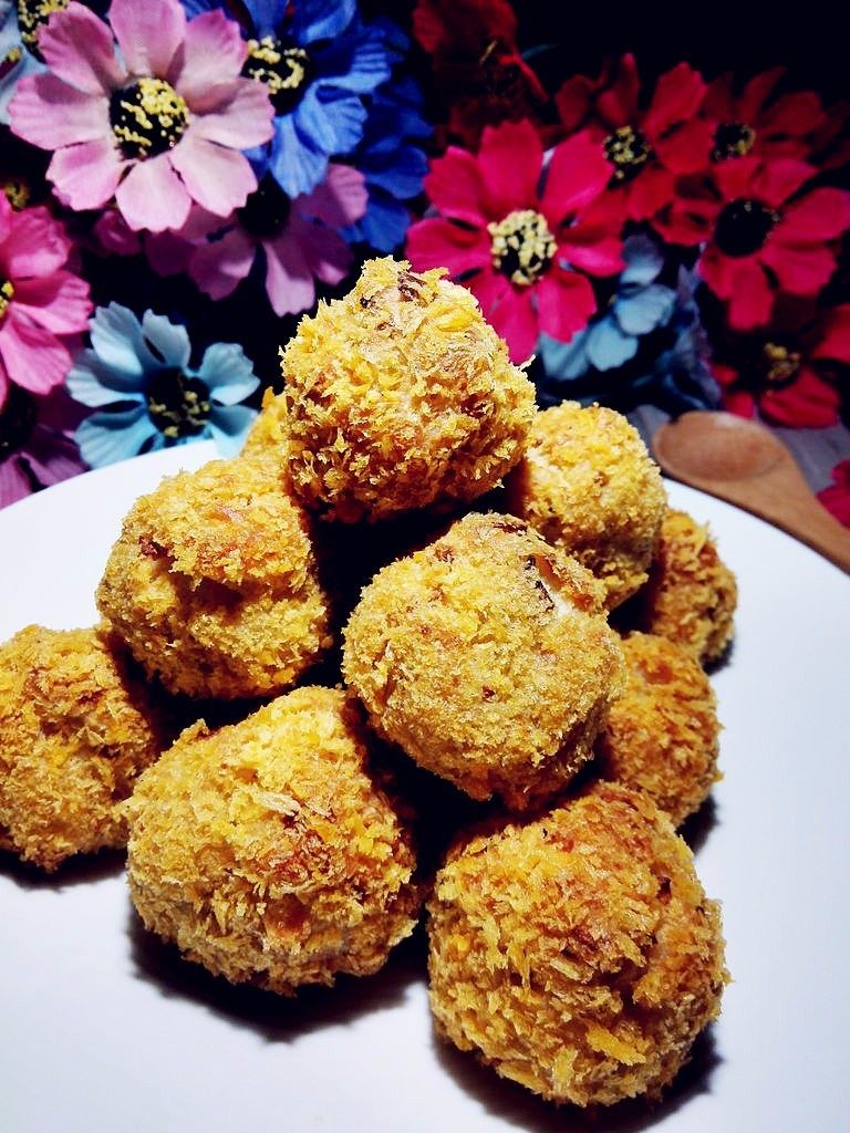 香酥免炸馒头肉丸,第四步和好后,最好立即团成丸子,或炸或烤,以免内芯的馒头吸收了太多蛋液,就不酥脆了。