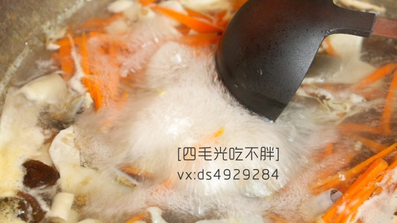 鲨鱼皮酸辣汤,锅中加入适量油,油热之后放蒜泥和辣椒稍微翻炒出香味,加入适量水和鲨鱼皮。待水烧开,加入萝卜丝和香菇。