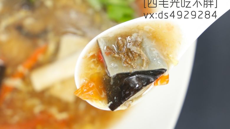 鲨鱼皮酸辣汤,等水再次烧开,淀粉稍加水勾芡入锅,加入西红柿和蛋花,加入适量食盐和陈醋。再煮一两分钟后撒上香菜,就可以出锅了。