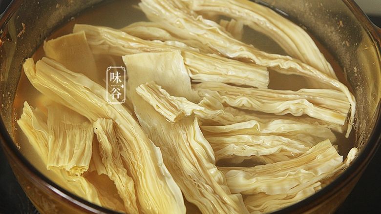 腐竹白果薏米糖水,1小时后放入腐竹;